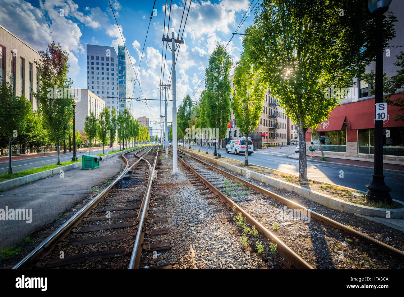 La ligne verte de rails de chemin de fer à la Northeastern University, à Boston, Massachusetts. Banque D'Images
