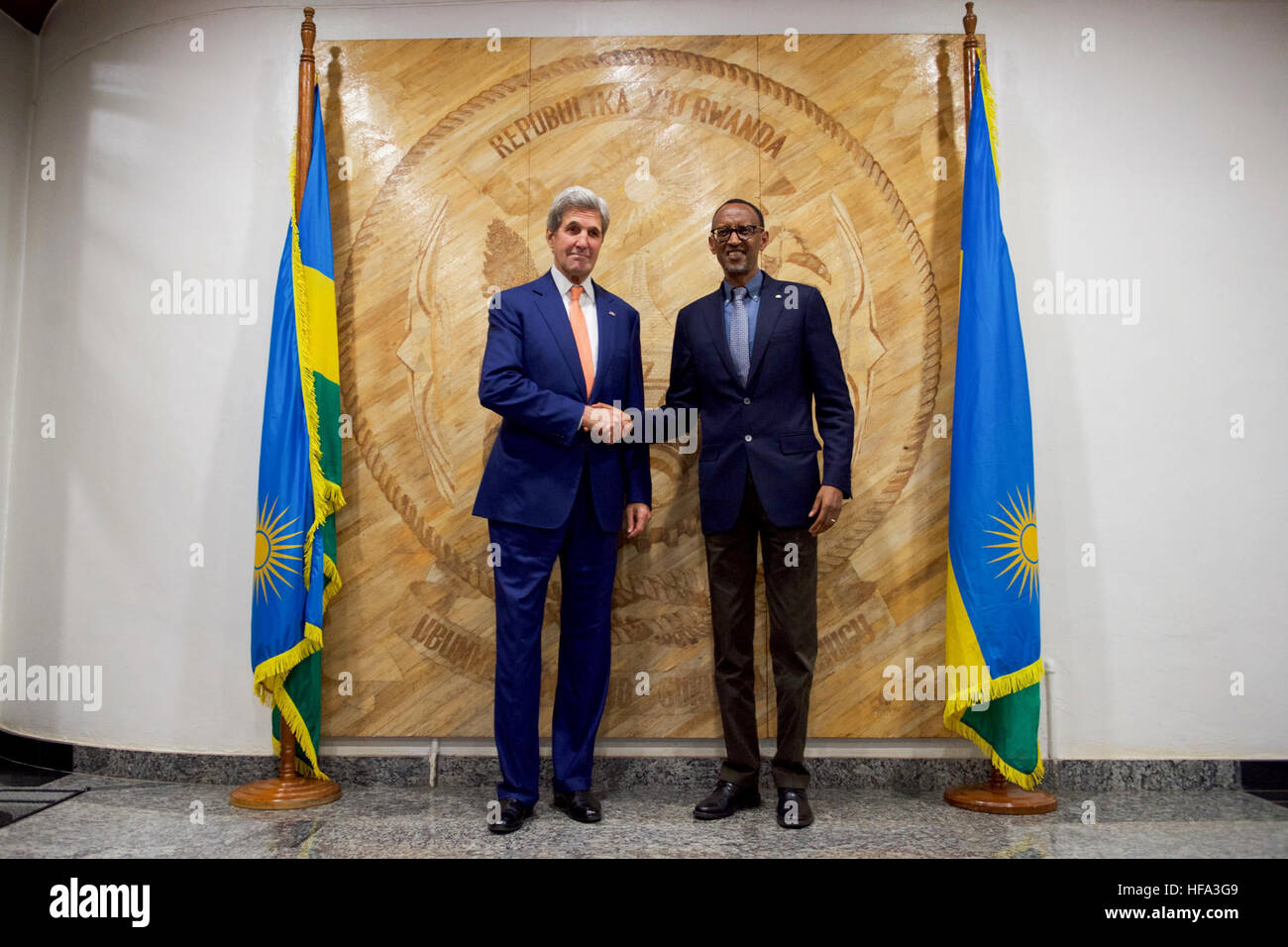 Le secrétaire d'Etat John Kerry, serre la main avec le président rwandais Paul Kagame à la Présidence à Kigali, Rwanda, le 14 octobre 2016, après que le Secrétaire a effectué une visite à la capitale du pays d'assister à une conférence axée sur la modification du protocole de Montréal La protection de la couche d'ozone. Banque D'Images