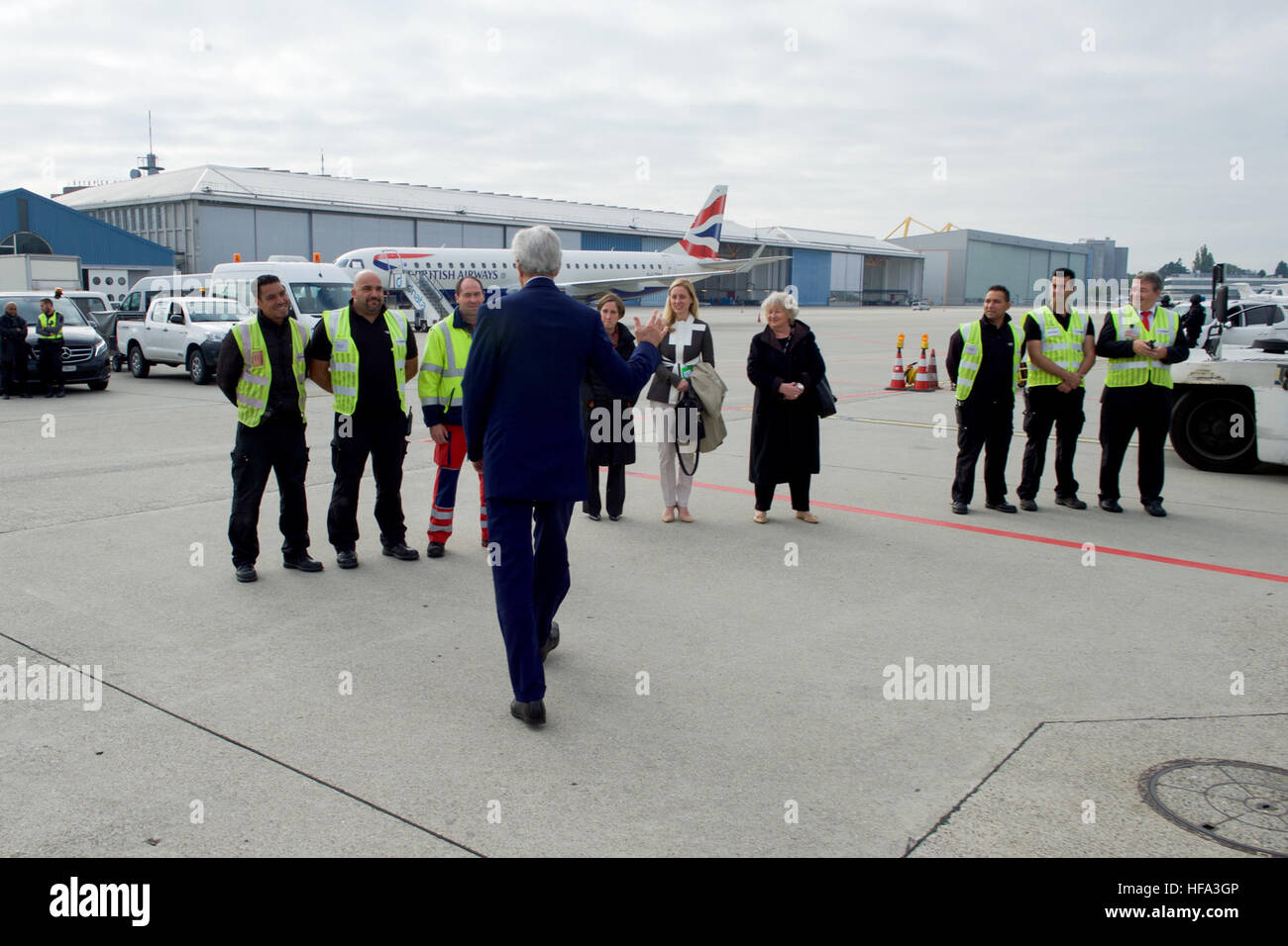 Le secrétaire d'Etat John Kerry s'approche pour saluer les travailleurs de soutien à l'aéroport le 16 octobre 2016, avant le départ de l'aéroport de Genève Cointrin à Genève, Suisse, pour Londres, au Royaume-Uni, au milieu d'une série de réunions a porté sur la Syrie et le Yémen. Banque D'Images