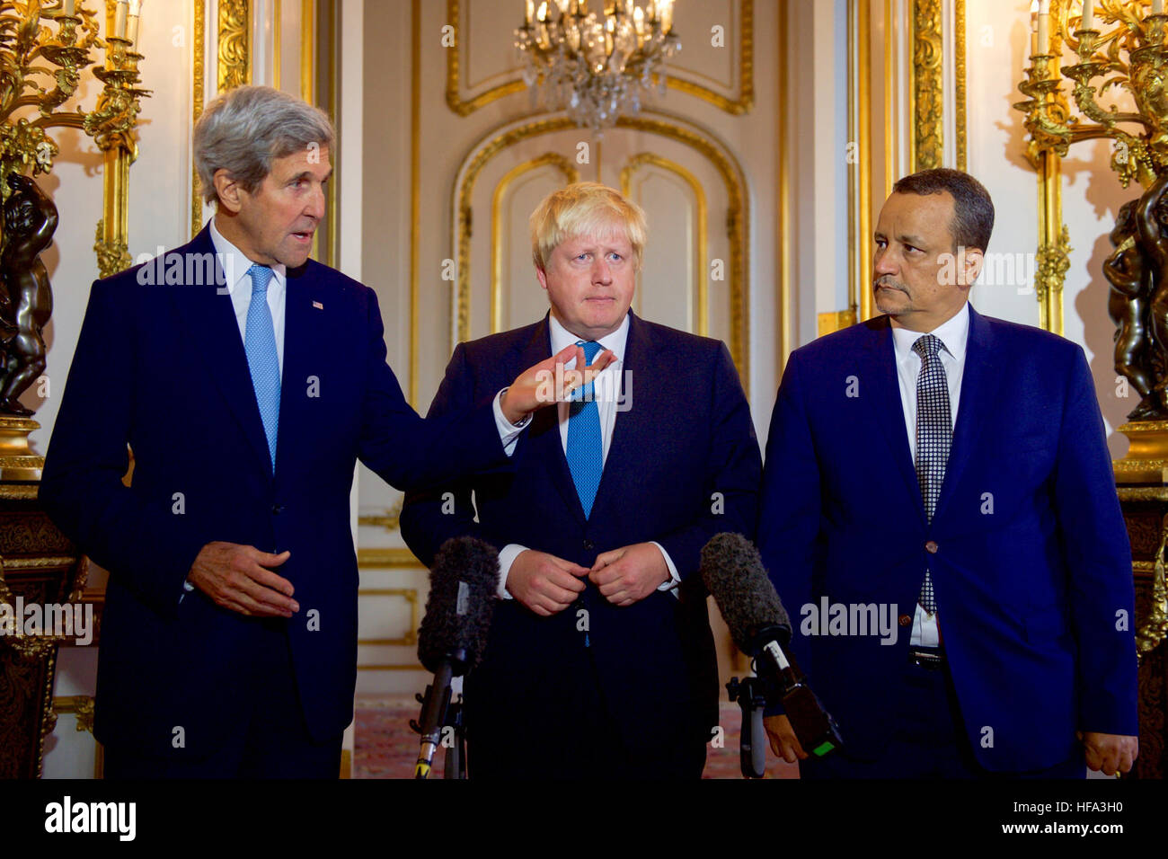 Le secrétaire d'Etat John Kerry se tient avec le Ministre britannique des affaires étrangères, Boris Johnson et envoyé spécial des Nations Unies pour le Yémen Ismail Ould Cheikh Ahmed à Lancaster House, à Londres, Royaume-Uni, le 16 octobre 2016, qui s'attaquent aux journalistes et d'appeler à un cessez-le-feu immédiat au Yémen. Banque D'Images