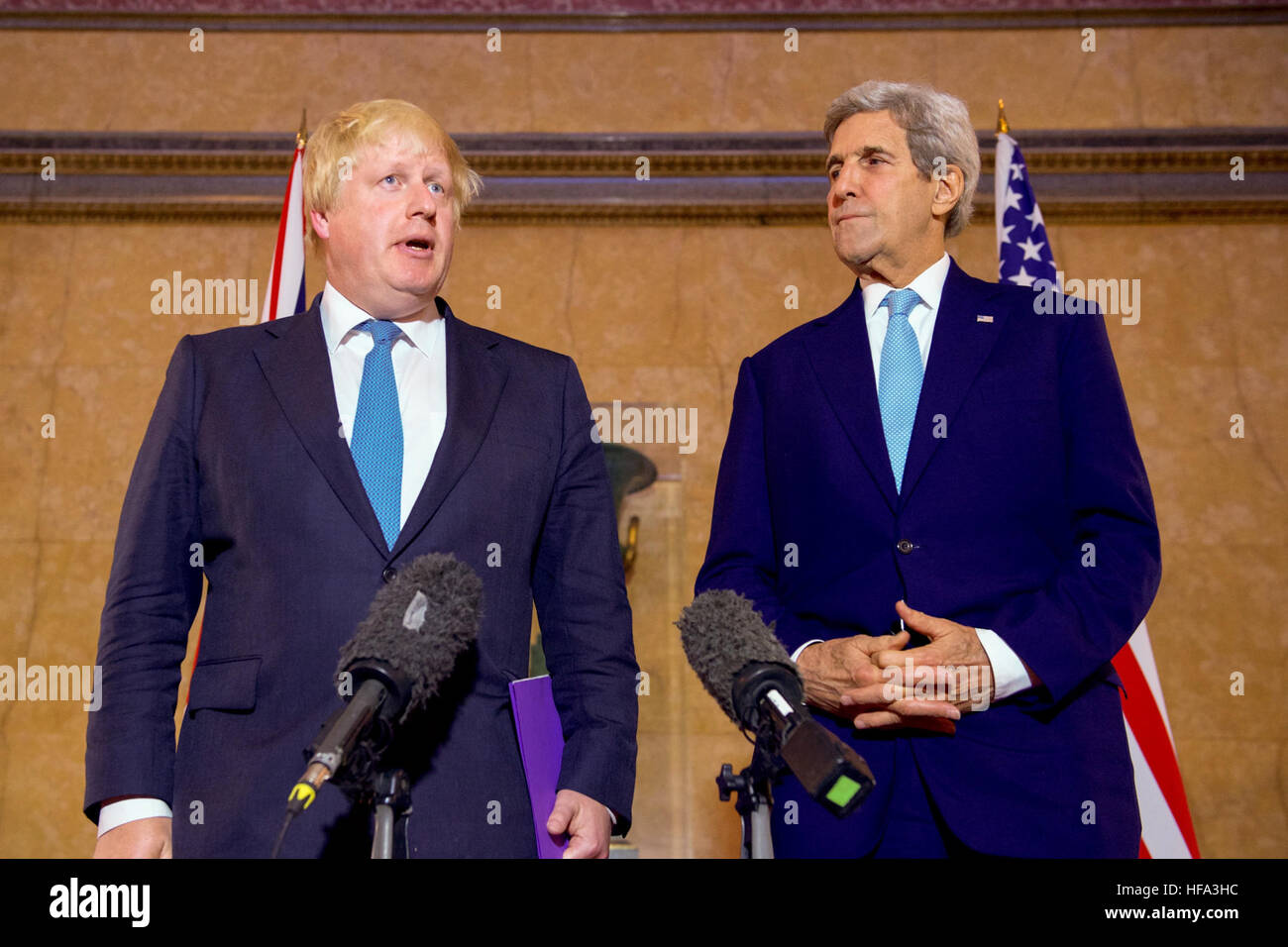 Le secrétaire d'État américain John Kerry et le Ministre britannique des affaires étrangères, Boris Johnson s'attaquer aux journalistes à Lancaster House, à Londres, Royaume-Uni, le 16 octobre 2016, à la suite d'une réunion multinationale cherchant à mettre fin à la guerre en Syrie. Banque D'Images