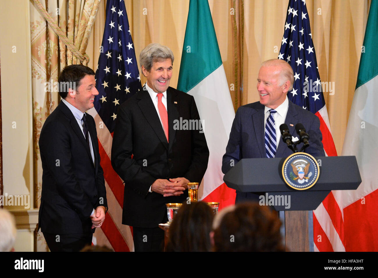 Flanqué par le Premier Ministre Italien Matteo Renzi et secrétaire d'État américain John Kerry, Vice-président des États-Unis Joe Biden prononce une allocution à un déjeuner d'État en l'honneur du premier ministre à le département d'État des États-Unis à Washington, D.C., le 18 octobre 2016. Banque D'Images
