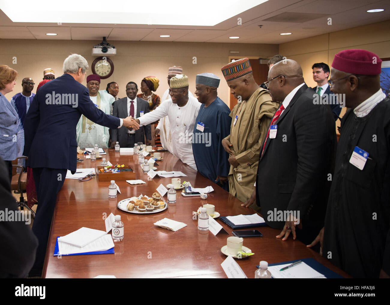 Le secrétaire d'Etat John Kerry, avec le sous-secrétaire d'État à la population, les réfugiés et la migration Anne Richard, se réunit avec les gouverneurs du nord du Nigeria, dans le département d'État des États-Unis à Washington, D.C., le 19 octobre 2016. Banque D'Images