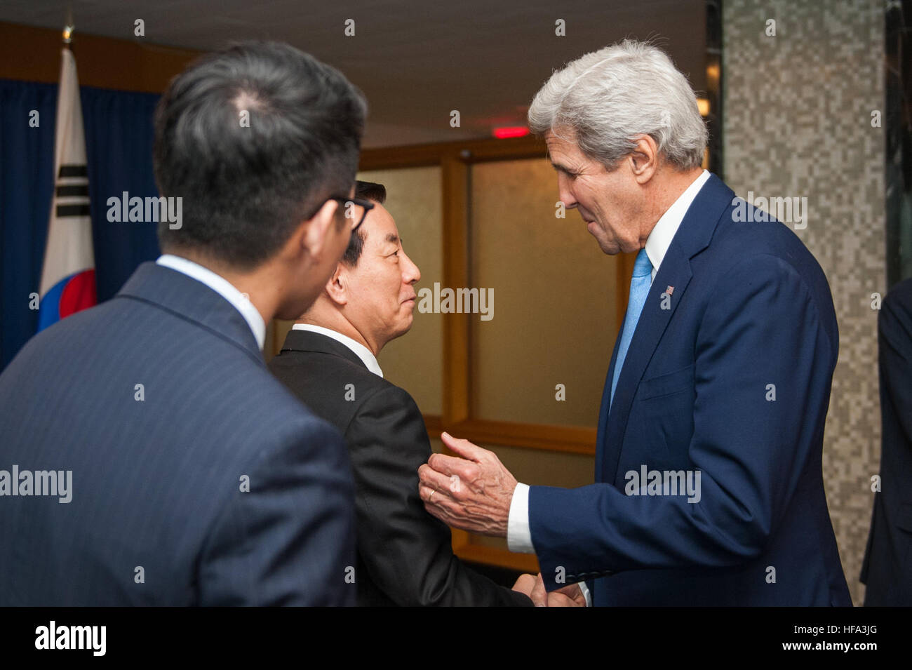 Le secrétaire d'Etat John Kerry salue République de Corée (ROK) Ministre de la Défense nationale Min Han-kou avant la tenue d'une "2 +2" à la réunion ministérielle avec le secrétaire américain à la défense, Ashton Carter et Ministre des affaires étrangères Yun Byung-se, le 19 octobre 2016, au Département d'État des États-Unis à Washington, D.C. Banque D'Images