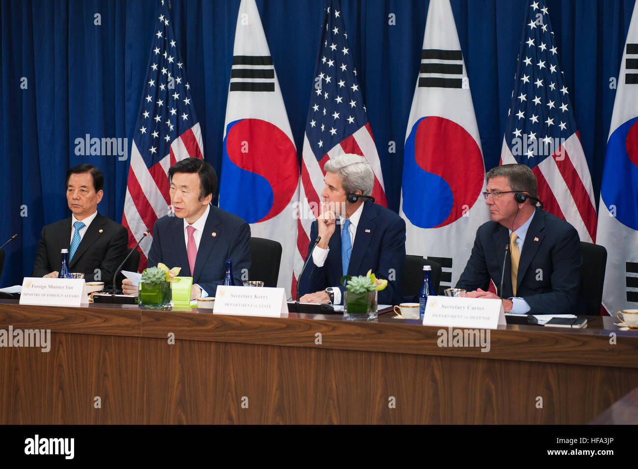 Le secrétaire d'Etat John Kerry et le secrétaire américain de la Défense Ashton Carter organiser un "2 +2" à la réunion ministérielle avec la République de Corée (ROK), Ministre des affaires étrangères Yun Byung-se et ministre de la Défense nationale Min Han-kou, le 19 octobre 2016, au Département d'État des États-Unis à Washington, D.C. Banque D'Images