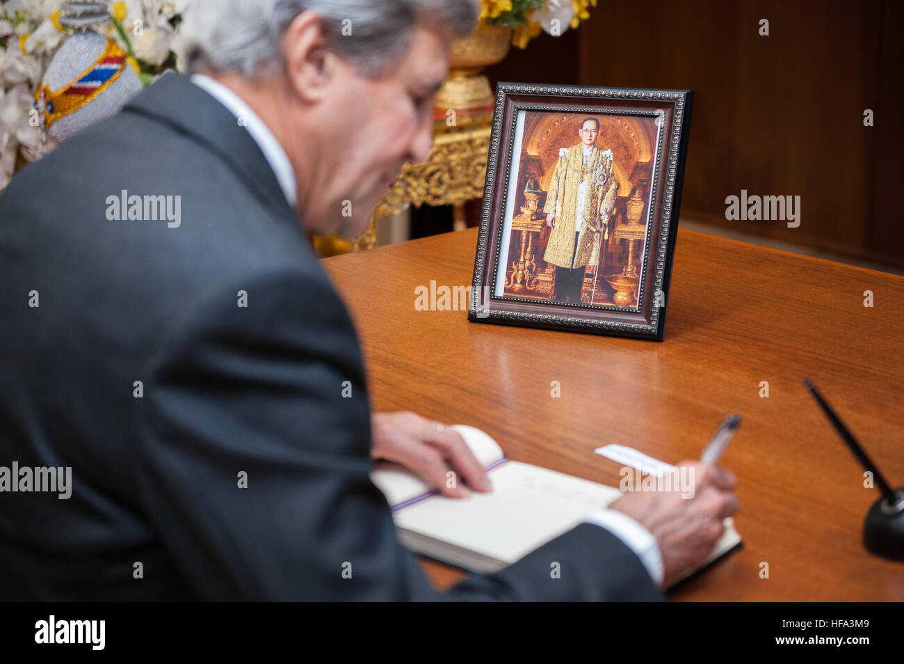 Le secrétaire d'Etat John Kerry signe le livre de condoléances de Sa Majesté le Roi Bhumibol Adulyadej à l'ambassade royale de Thaïlande à Washington, D.C., le 21 octobre 2016. Banque D'Images