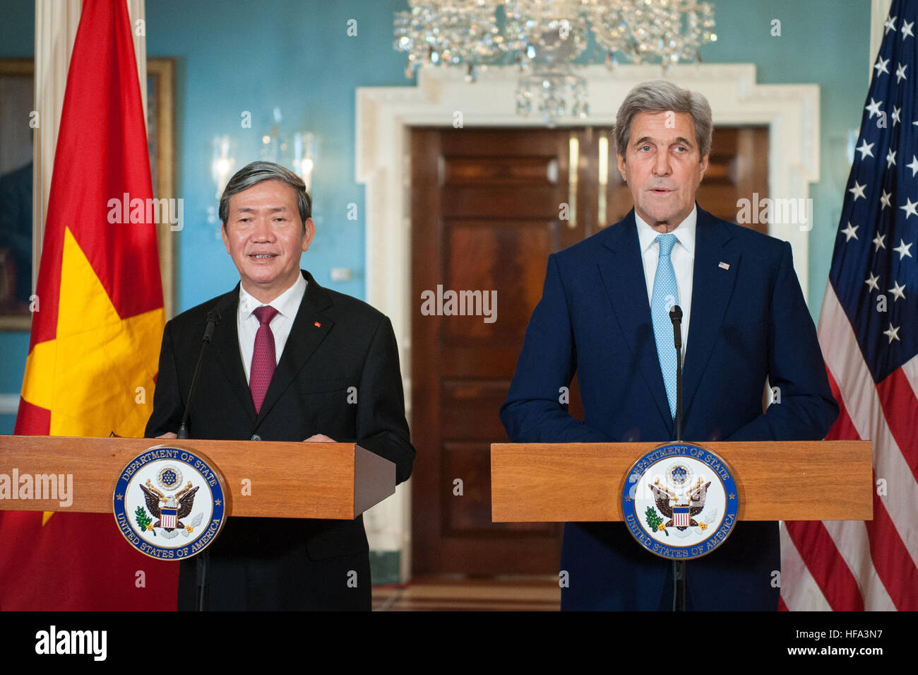 Le secrétaire d'Etat John Kerry et le Secrétaire exécutif vietnamien Dinh l'adresse Huynh les journalistes lors d'une conférence de presse conjointe du Département d'État à Washington, D.C., le 25 octobre 2016 Banque D'Images