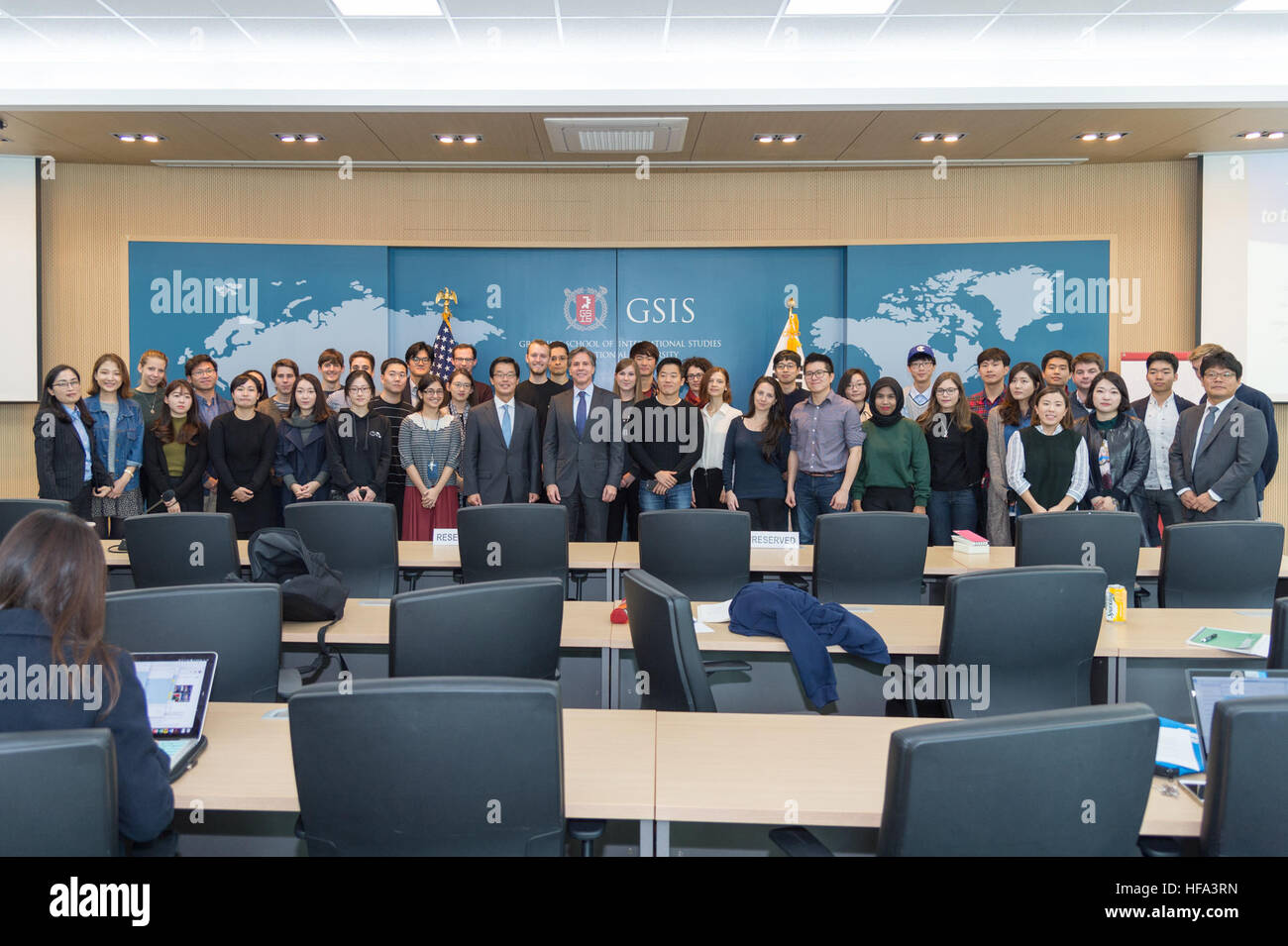 Sous-secrétaire d'État Antony "Tony" Blinken pose pour une photo avec des étudiants à l'Université nationale de Séoul à Séoul, Corée du Sud, le 28 octobre 2016. Banque D'Images