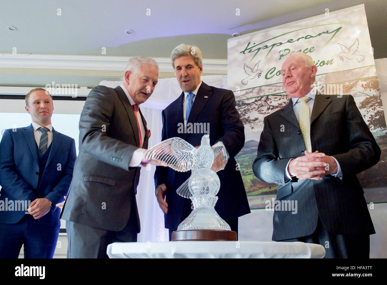 Le secrétaire d'Etat John Kerry ressemble à un cristal colombe de la paix après avoir reçu le Prix de la paix Tipperary le 30 octobre 2016, à l'Aherlow House Hotel à Tipperary, Irlande. Banque D'Images