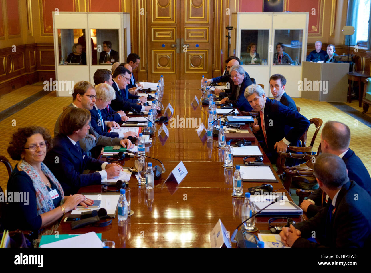 Le secrétaire d'Etat John Kerry s'assoit avec ses collègues ministres des Affaires étrangères et d'autres dirigeants au début d'une réunion organisée par l'économie de la libye le Ministre britannique des affaires étrangères, Boris Johnson, le 31 octobre 2016, à l'affaires &AMP ; Commonwealth Office, à Londres, Royaume-Uni Banque D'Images