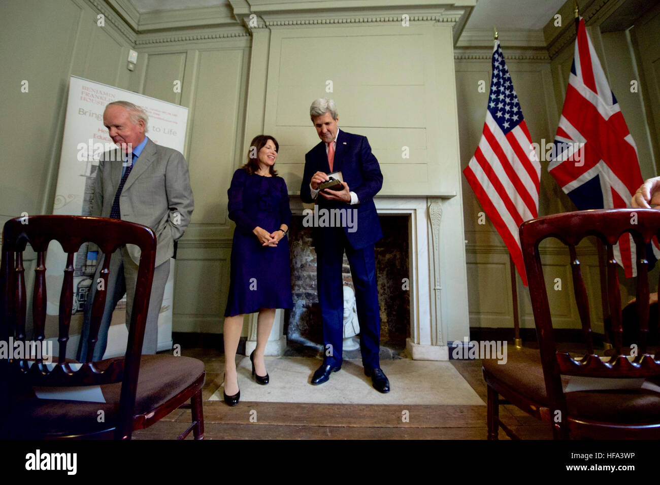 Le secrétaire d'Etat John Kerry examine la Médaille Benjamin Franklin pour le leadership d'après Sir Bob Reid, président émérite, et le Dr Marcia Balisciano, directeur, lui a remise à la Benjamin Franklin House de Londres, Royaume-Uni, le 31 octobre 2016. Banque D'Images