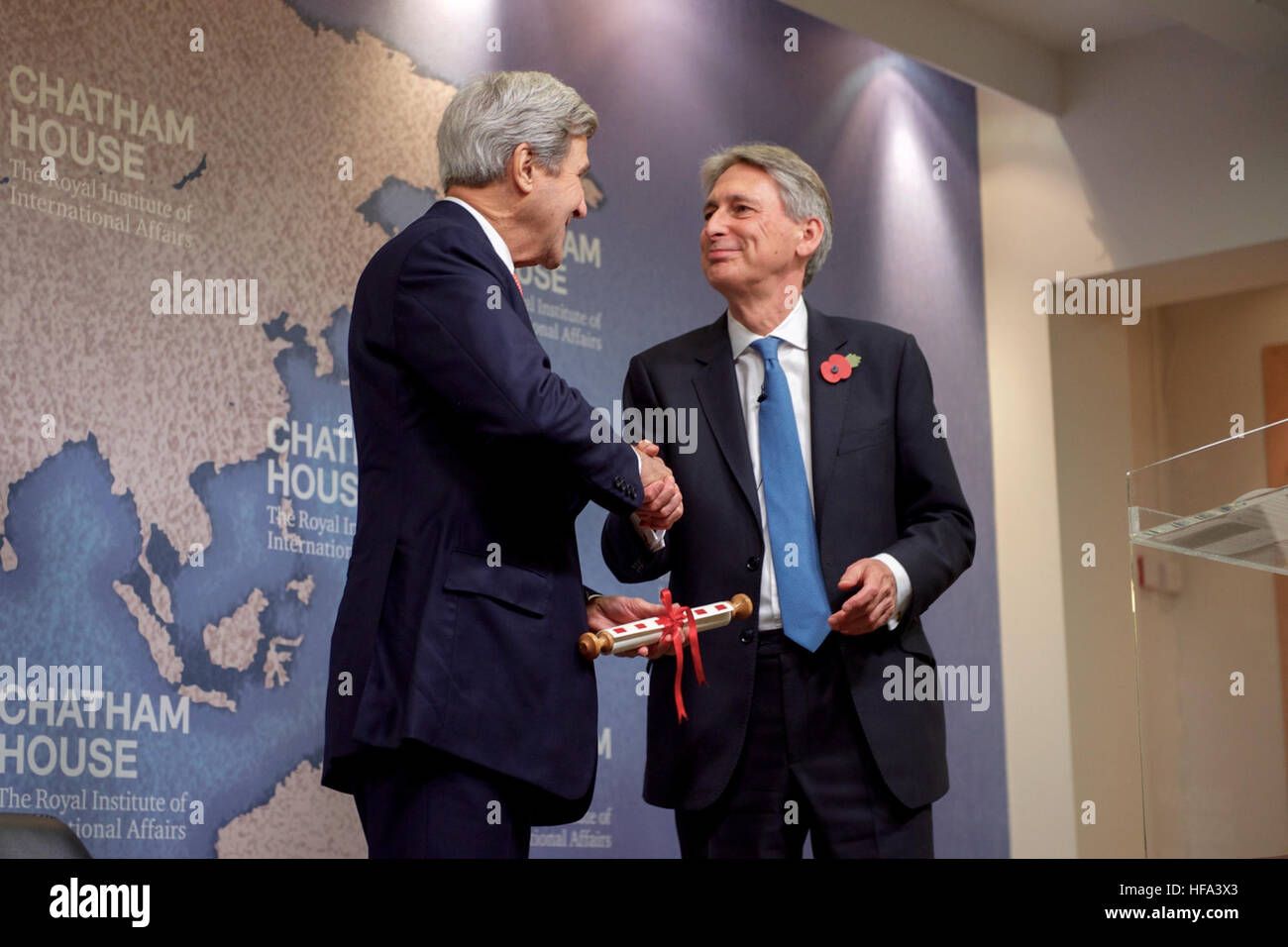 Chancelier de l'Échiquier britannique Philip Hammond présente le secrétaire d'Etat John Kerry avec le prix Chatham House en tandem avec le Ministre iranien des affaires étrangères, Javad Zarif, au siège de la célèbre think-tank international, à Londres, Royaume-Uni, le 31 octobre 2016. Banque D'Images