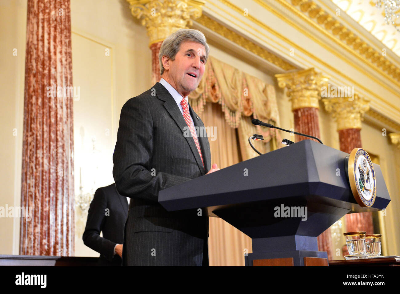 Le secrétaire d'Etat John Kerry prononce une allocution à la cérémonie d'assermentation pour U.S. Ambassadeur désigné pour les Philippines, Sung Kim au département d'État des États-Unis à Washington, D.C., le 3 novembre 2016. Banque D'Images