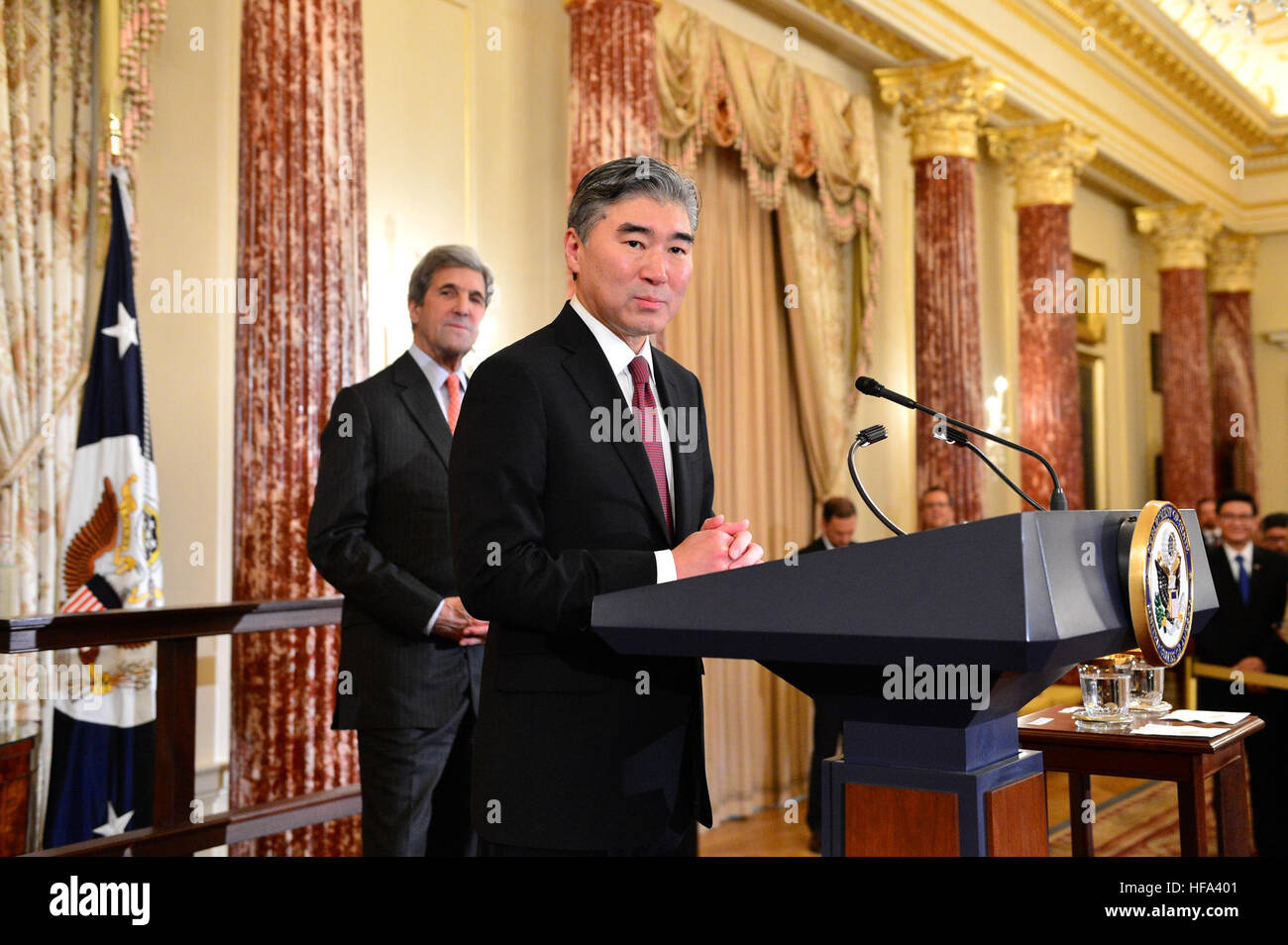 Le secrétaire d'État américain John Kerry à sur, nouvellement assermenté ambassadeur des États-Unis à l'Philippines Sung Kim prononce une allocution lors d'une cérémonie en son honneur au département d'État des États-Unis à Washington, D.C., le 3 novembre 2016. Banque D'Images