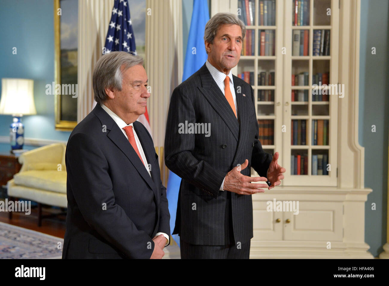 Le secrétaire d'Etat John Kerry et le Secrétaire général des Nations Unies désigné Antonio Guterres reporters adresse au département d'État des États-Unis à Washington, D.C., le 4 novembre 2016. Banque D'Images
