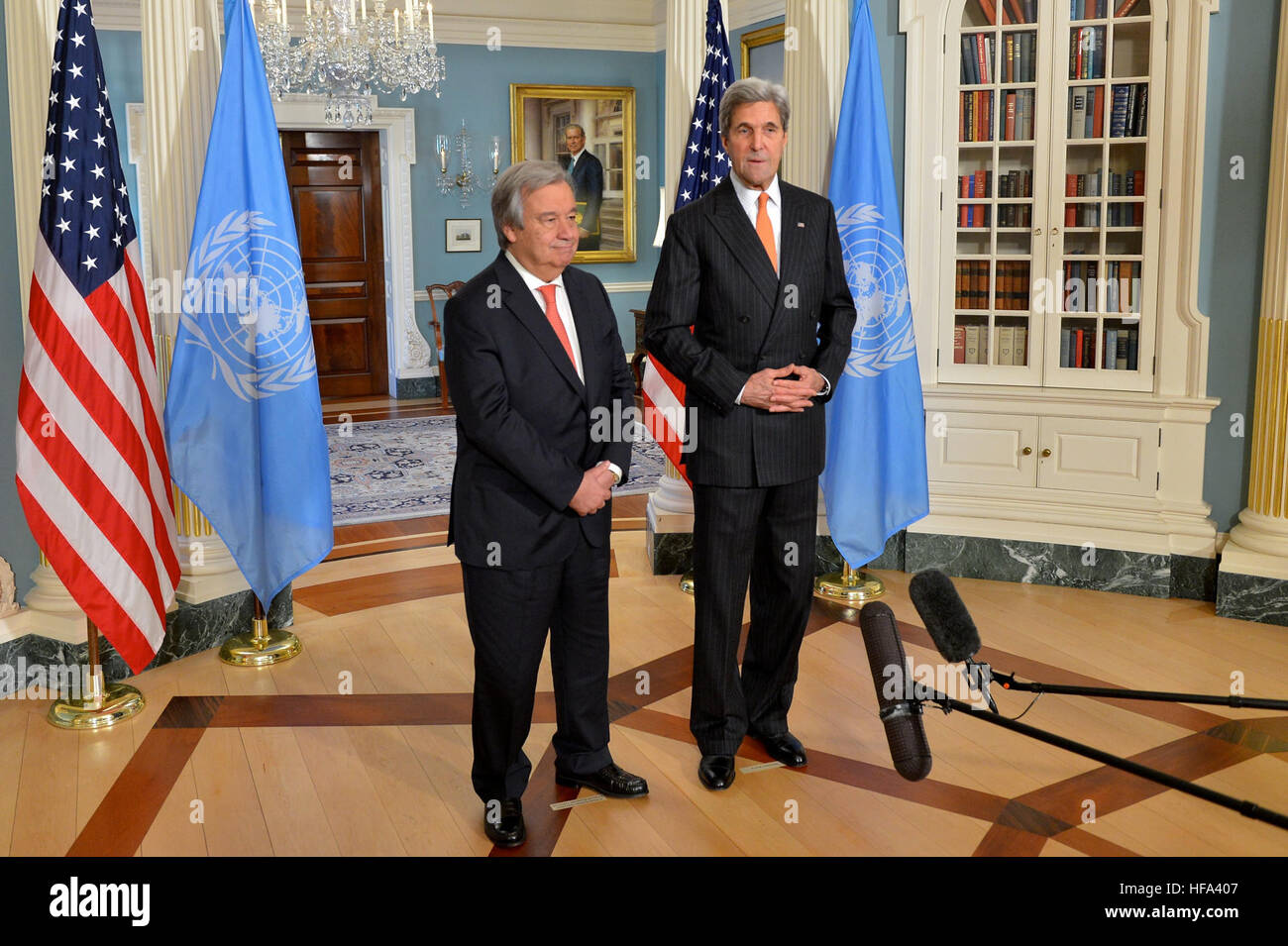 Le secrétaire d'Etat John Kerry et le Secrétaire général des Nations Unies désigné Antonio Guterres reporters adresse au département d'État des États-Unis à Washington, D.C., le 4 novembre 2016. Banque D'Images