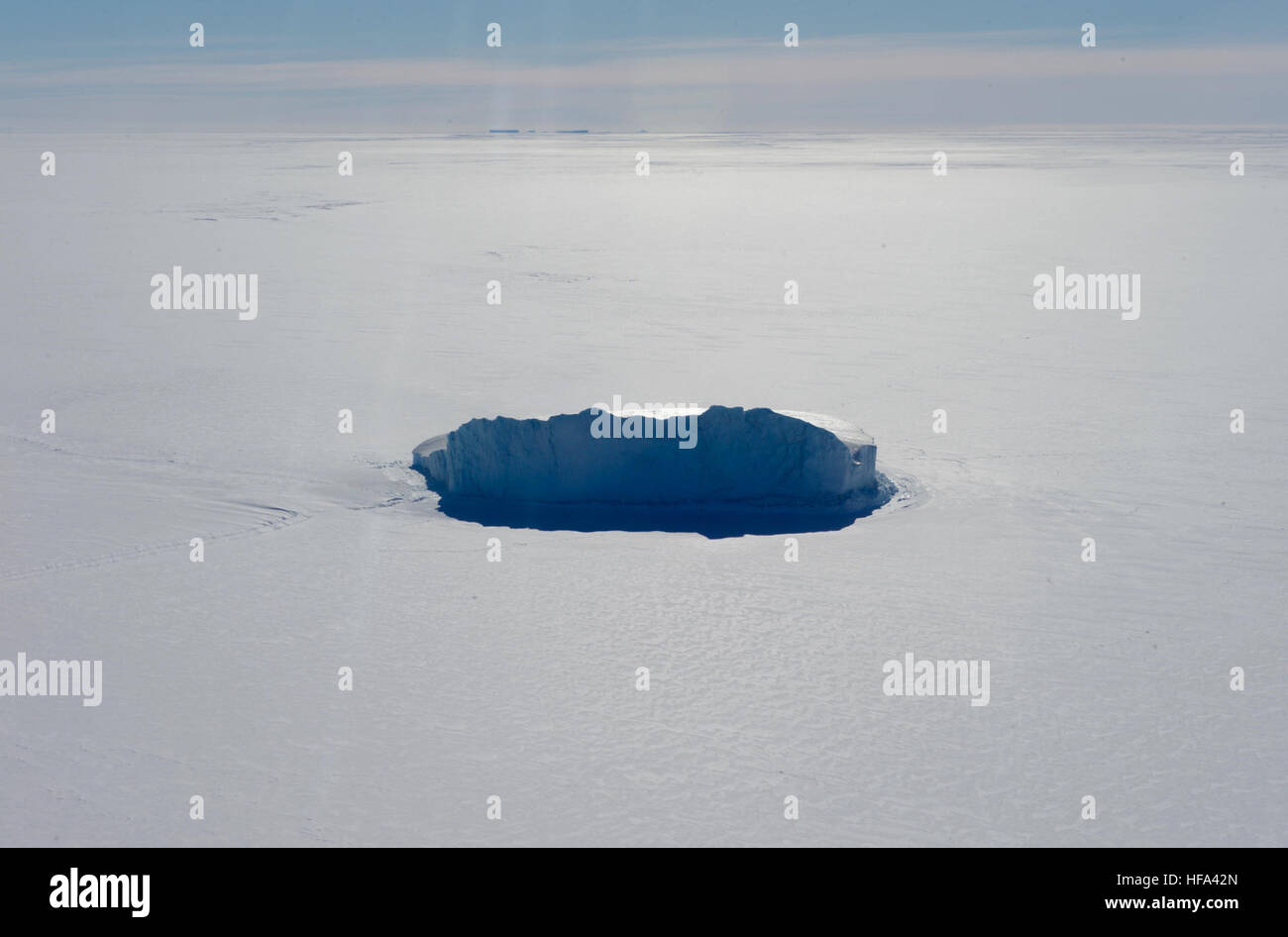 Un iceberg à McMurdo Sound, l'Antarctique, comme on l'a vu le 11 novembre 2016, par le secrétaire d'Etat John Kerry comme il a fait un tour en hélicoptère des installations de recherche américaine autour de l'île de Ross et la mer de Ross, et a visité la station McMurdo dans un effort pour en savoir plus sur les effets du changement climatique sur le continent. Banque D'Images