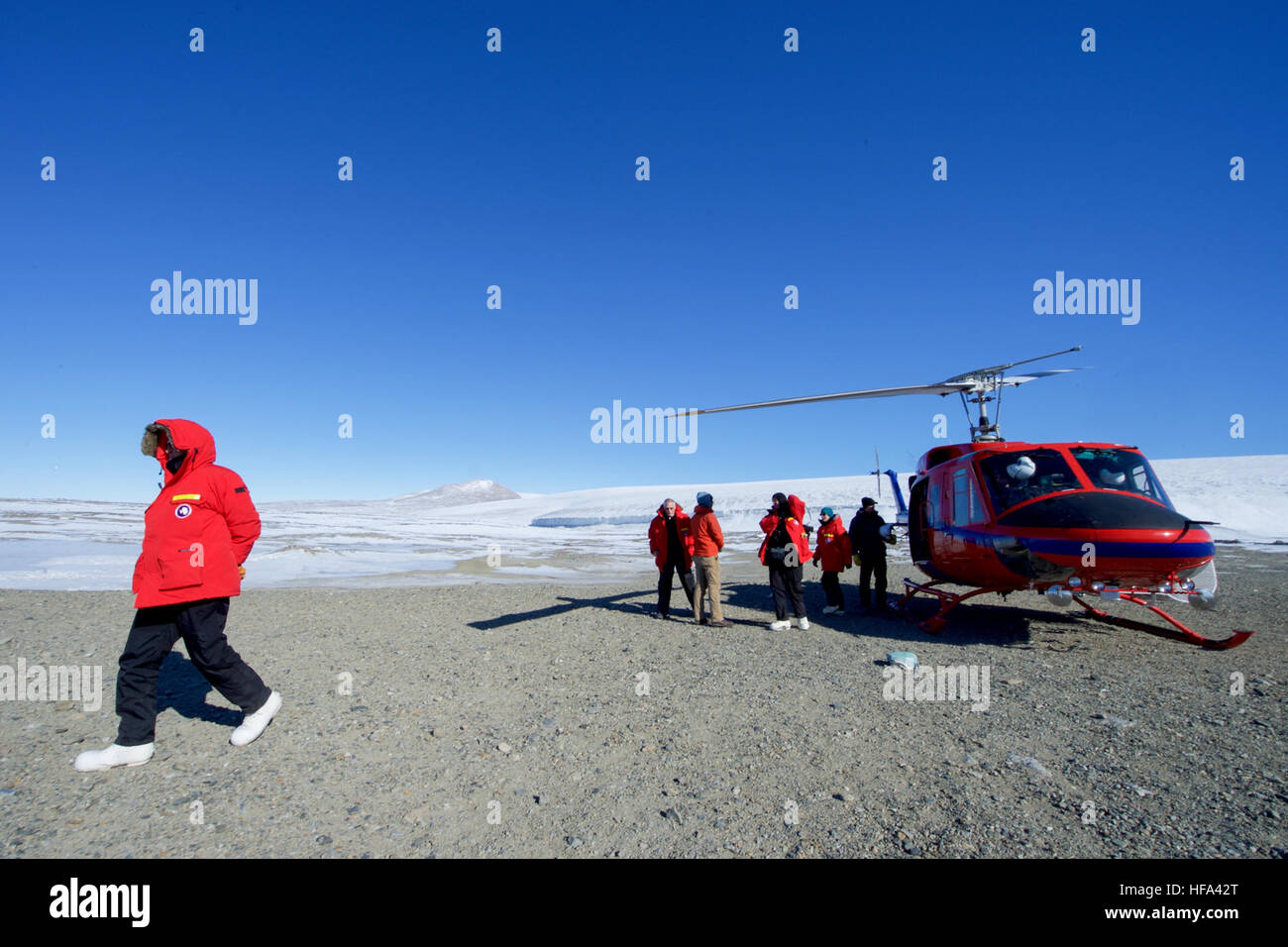 Le secrétaire d'Etat John Kerry s'éloigna d'un hélicoptère de la National Science Foundation après qu'il a atterri à en point, l'Antarctique, le 11 novembre 2016, comme le Secrétaire a effectué une visite des installations de recherche américaine autour de l'île de Ross et la mer de Ross, et a visité la station McMurdo dans un effort pour en savoir plus sur les effets du changement climatique sur le continent. Banque D'Images