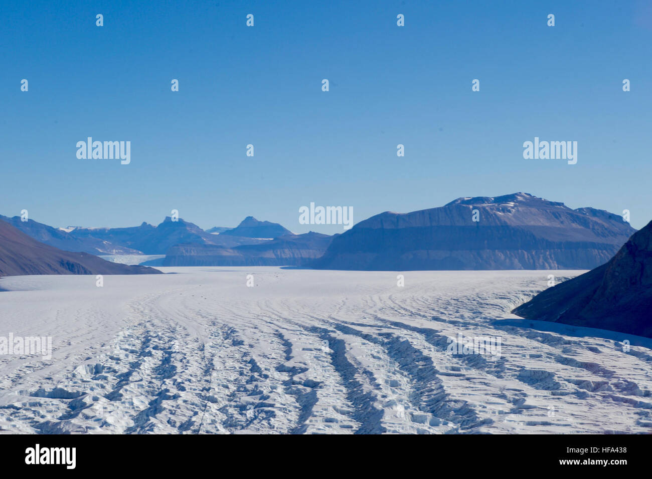 Le flux de la glace McMurdo Dry Valleys en Antarctique, comme on l'a vu le 11 novembre 2016, par le secrétaire d'Etat John Kerry, alors qu'il a effectué un tour en hélicoptère des installations de recherche américaine autour de l'île de Ross et la mer de Ross, et a visité la station McMurdo dans un effort pour en savoir plus sur les effets du changement climatique sur le continent. Banque D'Images