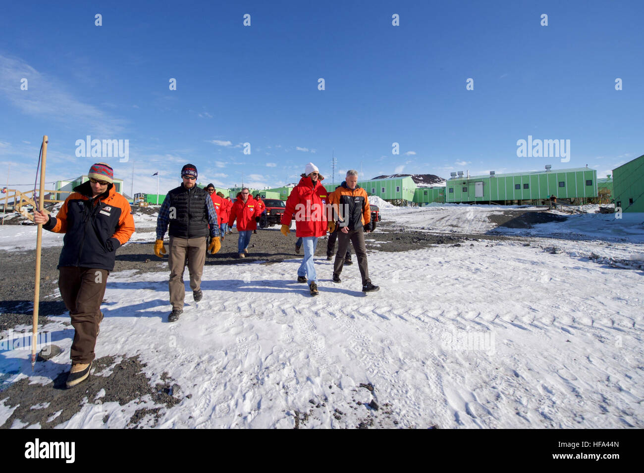 Le secrétaire d'Etat John Kerry à l'extérieur de promenades, la base de Scott New Zealand Research station en Antarctique, le 12 novembre 2016, après la visite de l'installation, les pays voisins de la station McMurdo, et d'autres installations de recherche américain autour de l'île de Ross et la mer de Ross dans l'effort d'apprendre au sujet des effets du changement climatique sur le continent. Banque D'Images