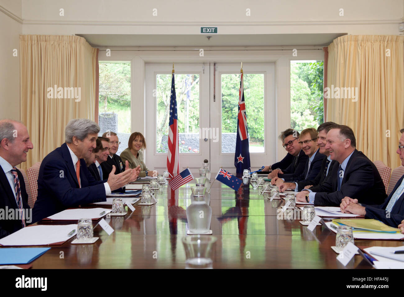 Le secrétaire d'Etat John Kerry, flanqué de l'ambassadeur américain au New Zealand Mark Gilbert, se trouve en face du premier ministre néo-zélandais John Key le 13 novembre 2016, du Premier à Wellington, Nouvelle-Zélande, avant une réunion bilatérale. Banque D'Images