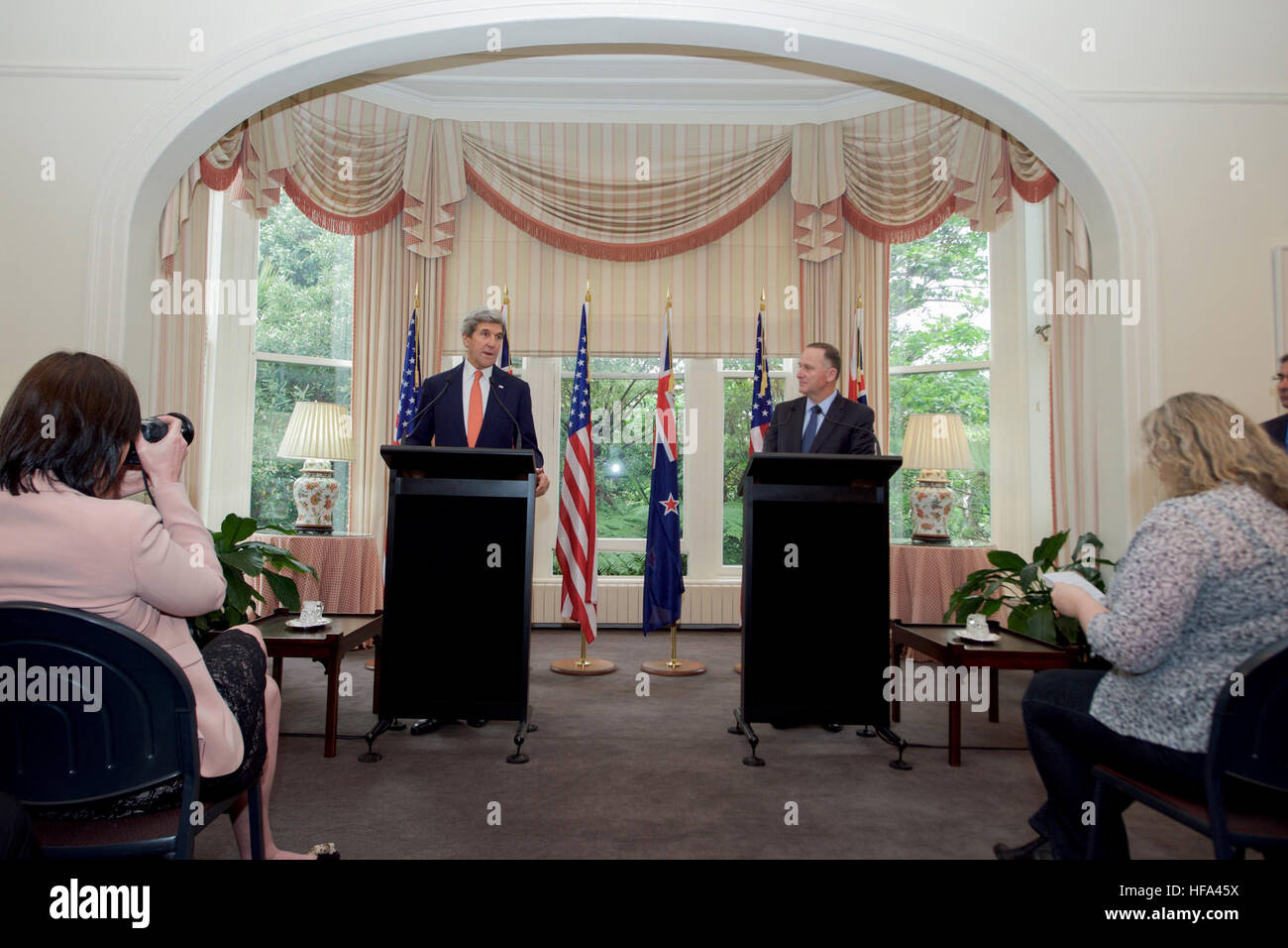 Le secrétaire d'Etat John Kerry est le premier ministre de la Nouvelle-Zélande John Key le 13 novembre 2016, du Premier à Wellington, Nouvelle-Zélande, car il s'adresse aux journalistes au cours d'une conférence de presse conjointe à la suite d'une réunion bilatérale. Banque D'Images