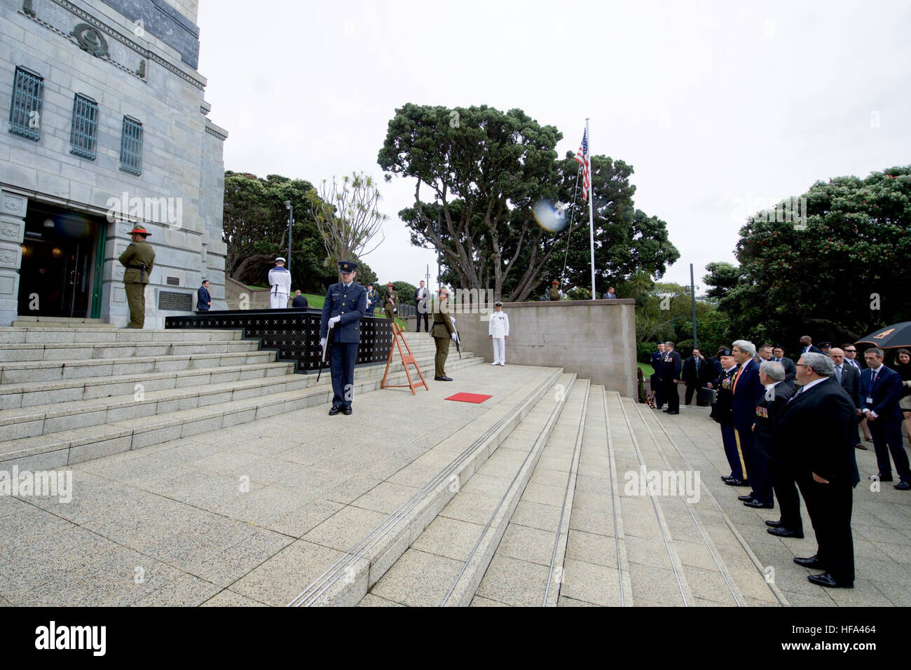 Le secrétaire d'Etat John Kerry s'arrête le 13 novembre 2016, avant de déposer une gerbe sur la Tombe du Soldat inconnu au Monument commémoratif de guerre Pukeahu Park à Anzac Square à Wellington, Nouvelle-Zélande. Banque D'Images