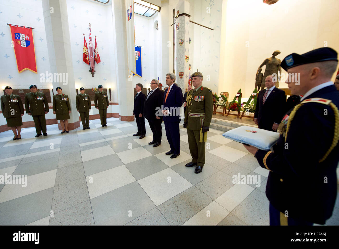 Le secrétaire d'Etat John Kerry se prépare à présenter aux membres de médailles des forces armées de la Nouvelle-Zélande qui ont servi aux côtés des troupes américaines, au cours d'une visite à la galerie des souvenirs à l'Pukeahu National War Memorial Park à Anzac Square à Wellington, Nouvelle-Zélande, le 13 novembre 2016. Banque D'Images