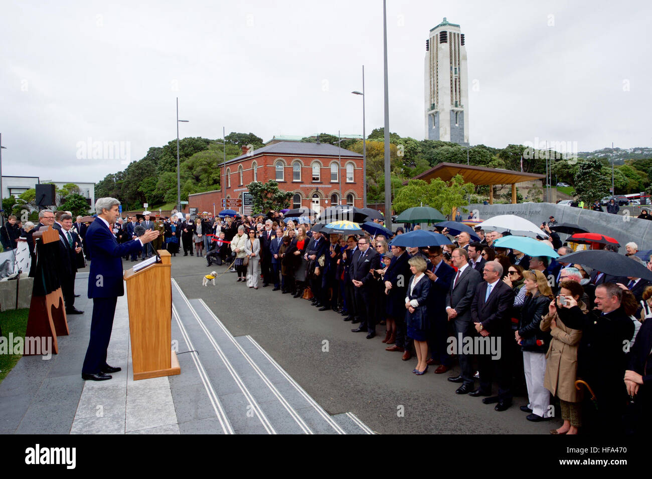Le secrétaire d'Etat John Kerry, rejoints par l'ambassadeur américain au New Zealand Mark Gilbert, et son épouse, Nancy, prononce une allocution lors d'une cérémonie de dédicace pour le site d'un nouveau mémorial américain à l'Pukeahu National War Memorial Park à Anzac Square à Wellington, Nouvelle-Zélande, le 13 novembre 2016. Banque D'Images