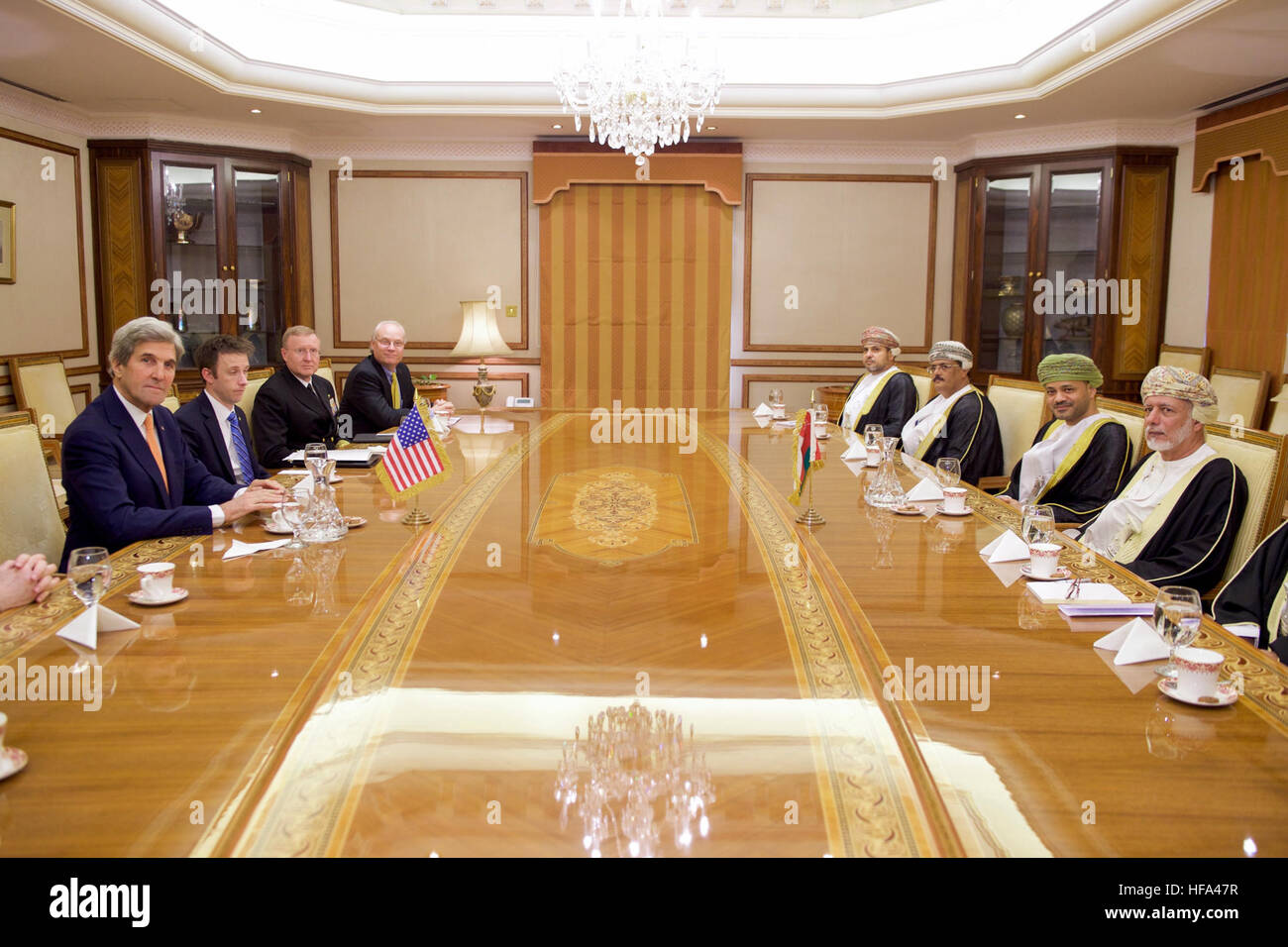 Le secrétaire d'Etat John Kerry se trouve en face du ministre des Affaires étrangères omanais Yusuf bin Alawi du ministère des Affaires étrangères, à Mascate, Oman, précédant une conversation avec le Sultan Qaboos le 14 novembre 2016. Banque D'Images
