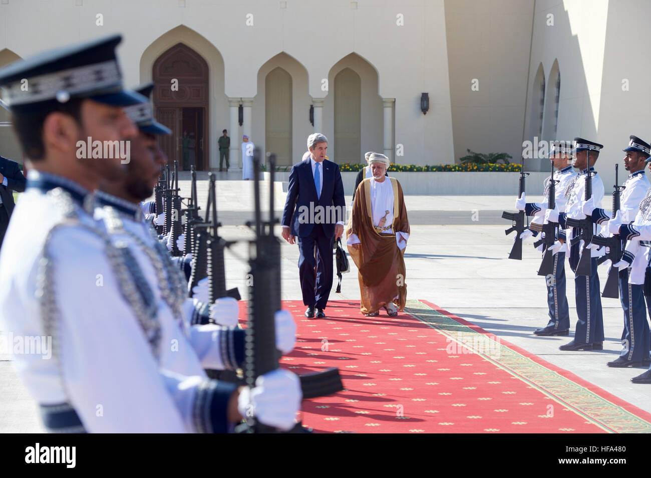 Le secrétaire d'Etat John Kerry et le ministre des Affaires étrangères omanais Yusuf bin Alawi promenade à travers une garde d'honneur le 15 novembre 2016, avant que le Secrétaire a quitté l'Aéroport International de Muscat à Muscat, Oman, à la suite d'une visite bilatérale au pays. Banque D'Images