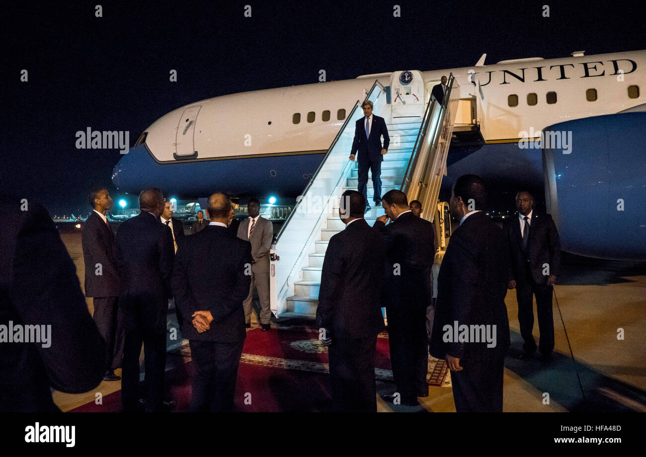 Le secrétaire d'Etat John Kerry arrive à Marrakech où il est reçu par l'Ambassadeur des États-Unis au Royaume du Maroc Dwight L., Bush Sr. et le Ministre marocain de l'intérieur Mohamed D. Bone, à l'aéroport de Marrakech à Marrakech, Maroc, le 15 novembre 2016. Banque D'Images