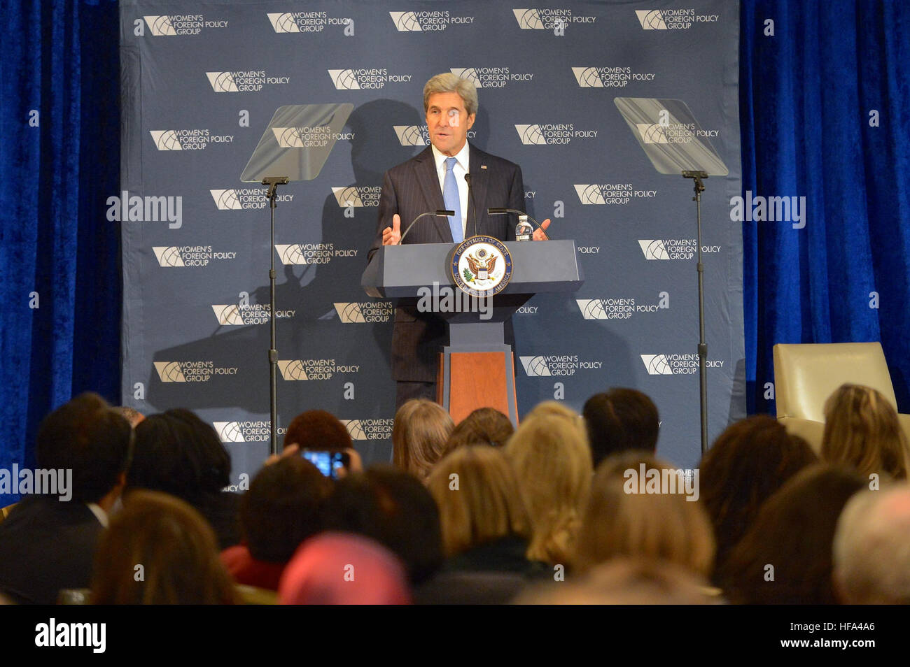Le secrétaire d'Etat John Kerry prononce une allocution à la Women's Foreign Policy Group Conference à Washington, D.C., le 29 novembre 2016. Banque D'Images