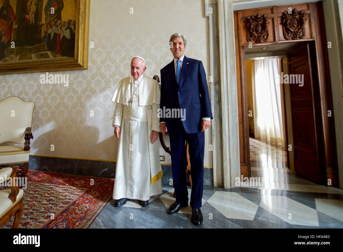 Le secrétaire d'Etat John Kerry se tient avec le Pape François le 2 décembre 2016, avant d'une réunion dans les appartements pontificaux au Vatican dans la Cité du Vatican. Banque D'Images