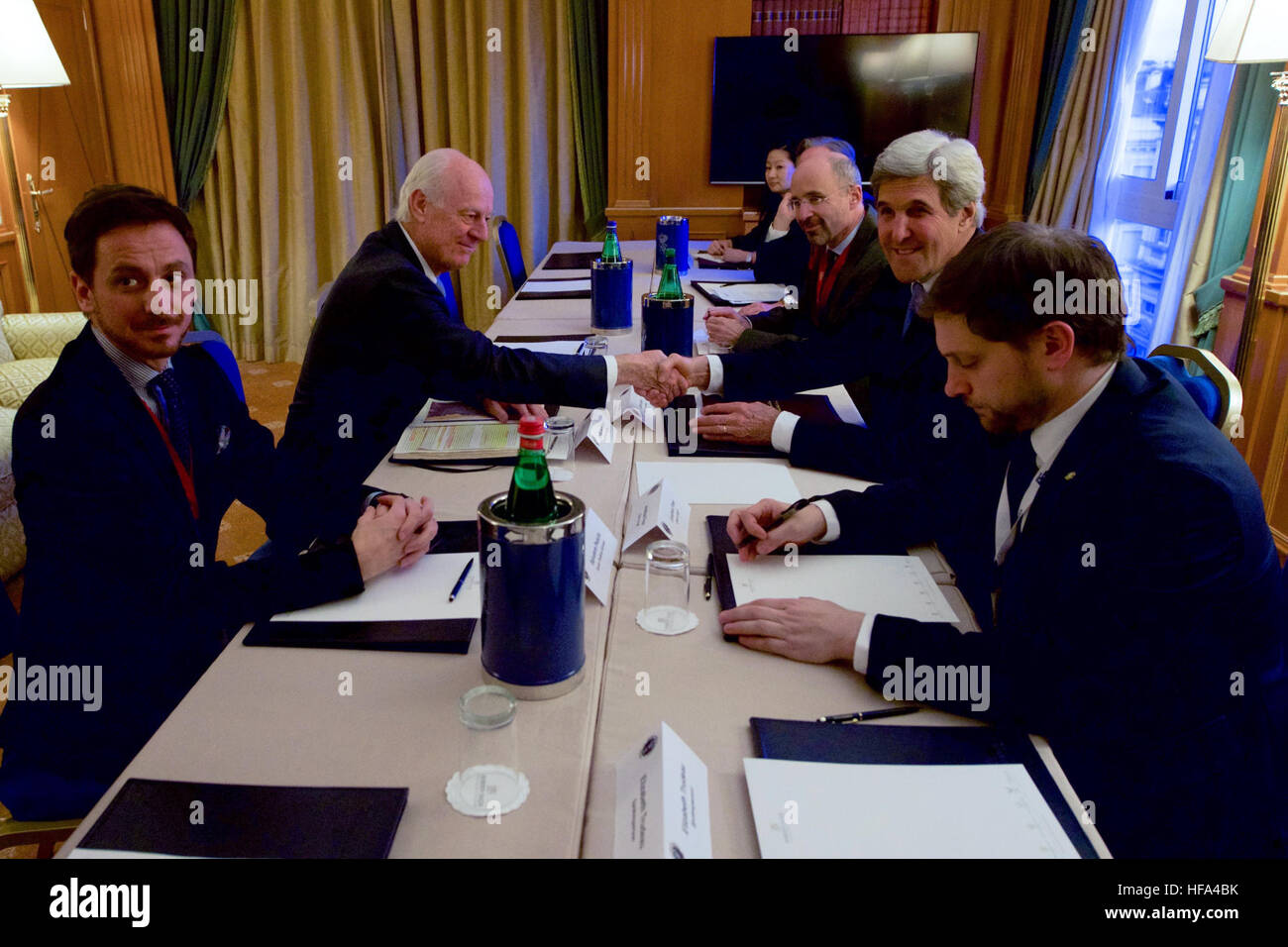 Le secrétaire d'Etat John Kerry se trouve à l'Envoyé spécial des Nations Unies pour la Syrie Staffan de Mistura, le 2 décembre 2016, à l'hôtel Parco dei-Principe à Rome, Italie, avant une réunion bilatérale en marge d'une multinationale italienne-organisé réunion a porté sur les questions méditerranéennes. Banque D'Images