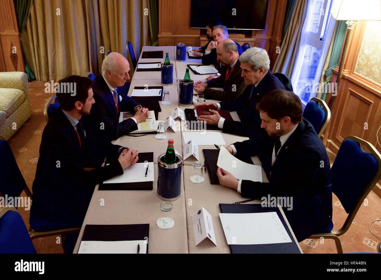 Le secrétaire d'Etat John Kerry, Envoyé spécial des Nations Unies pour la Syrie Staffan de Mistura, et leurs conseillers respectifs s'asseoir en face de l'autre le 2 décembre 2016, à l'hôtel Parco dei-Principe à Rome, Italie, avant une réunion bilatérale en marge d'une multinationale italienne-organisé réunion a porté sur les questions méditerranéennes. Banque D'Images