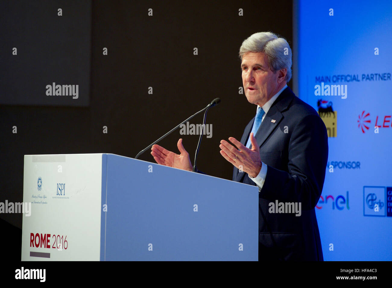 Le secrétaire d'Etat John Kerry traite d'une multinationale italienne-organisé réunion a porté sur les questions méditerranéennes le 2 décembre 2016, à l'hôtel Parco dei-Principe à Rome, Italie. Banque D'Images