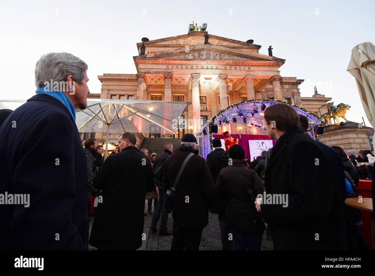 Le secrétaire d'Etat John Kerry promenades à travers le Gendarmenmarkt, présenté comme le haut Marché de Noël à Berlin, Allemagne, le 5 décembre 2016, avant une réunion bilatérale avec le Ministre allemand des affaires étrangères, Frank-Walter Steinmeier, et la réception de l'Ordre du mérite du gouvernement allemand. Banque D'Images