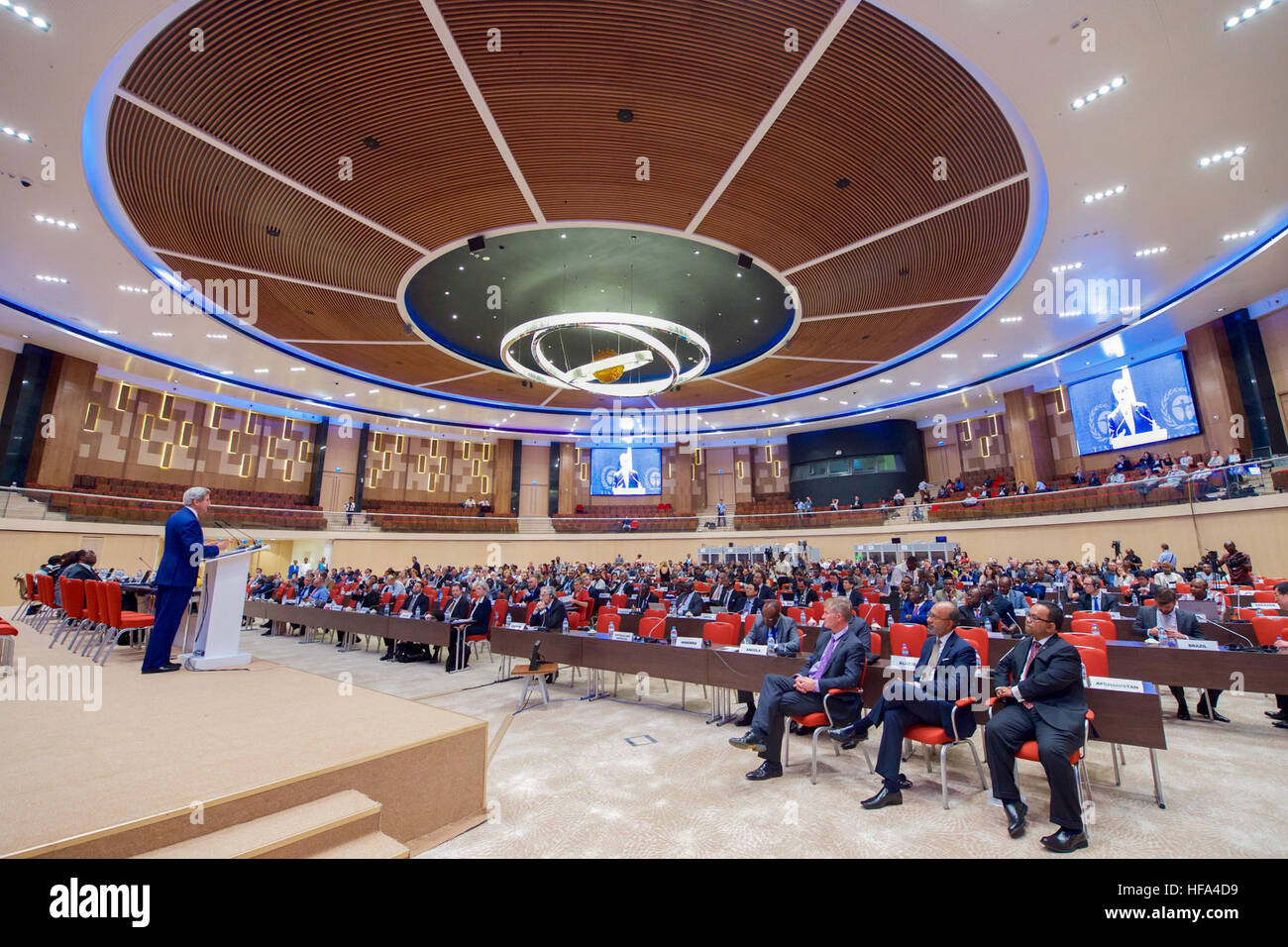 Le secrétaire d'Etat John Kerry prononce une allocution lors d'une session plénière de la conférence sur la modification du protocole de Montréal La protection de la couche d'ozone s'est tenue le 14 octobre 2016, à l'hôtel Radisson Blu Hotel and Conference Centre à Kigali, Rwanda. Banque D'Images