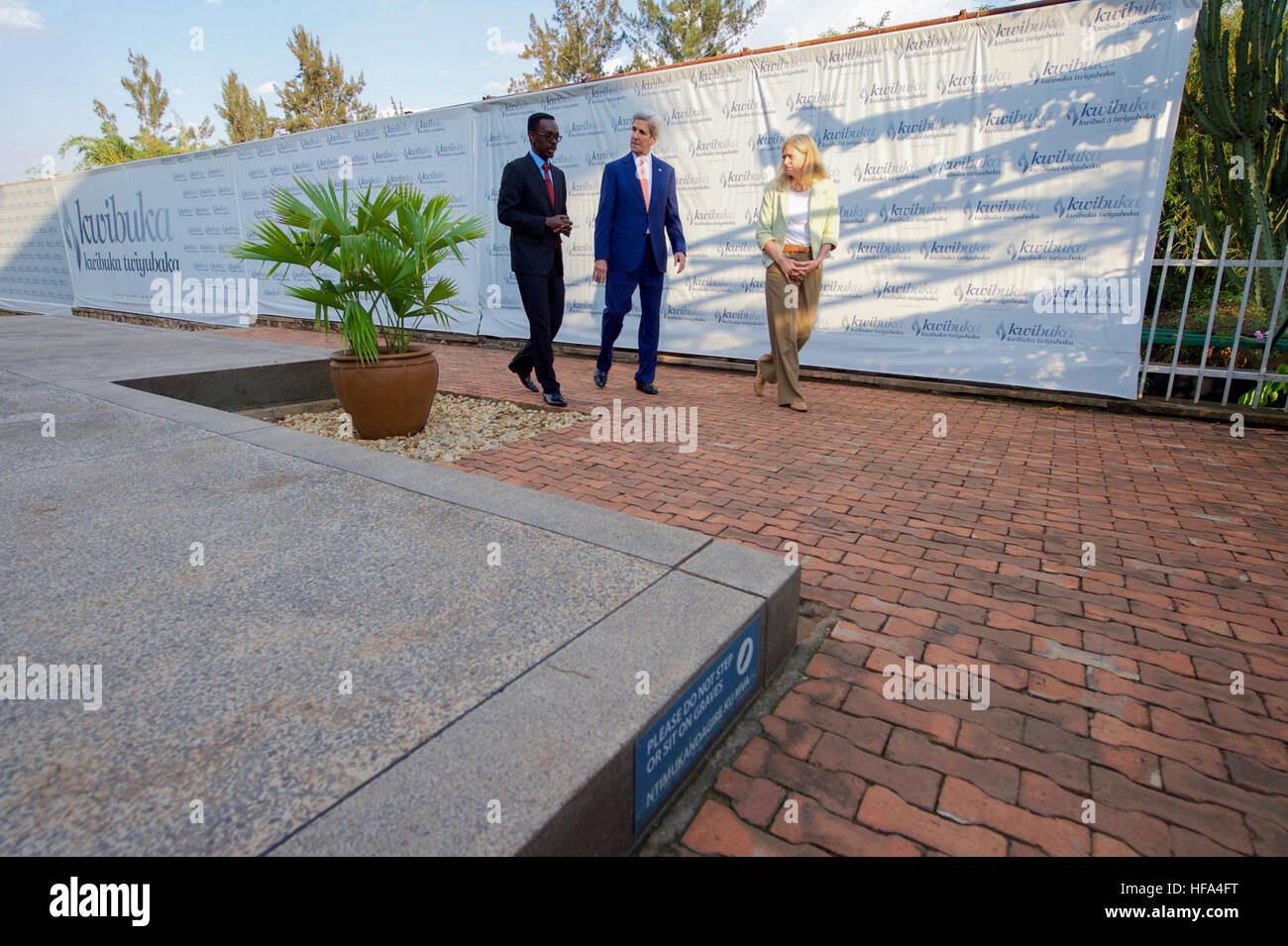 Le secrétaire d'Etat John Kerry, flanqué de l'ambassadeur américain au Rwanda Erica Barks-Ruggles et Memorial Manager Honoré Gatera, marche dernières tombes au scellé le mémorial de Gisozi Centre - commémorant le génocide rwandais de 1994 - alors qu'il s'arrête au cours d'une visite à la capitale rwandaise de Kigali le 14 octobre 2016, pour assister à une conférence axée sur la modification du protocole de Montréal La protection de la couche d'ozone. Banque D'Images