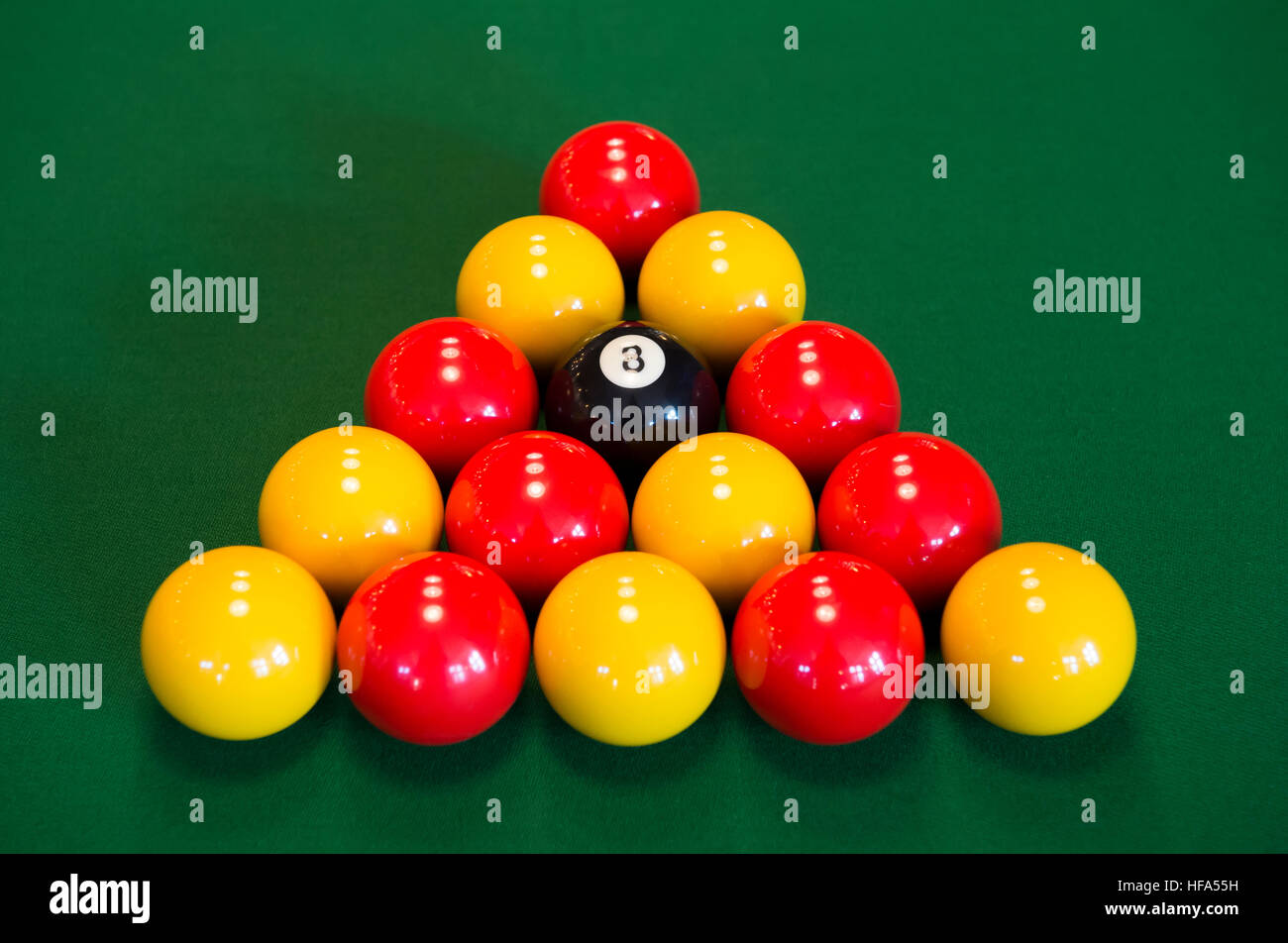 Boules de billard rouge et jaune sur un tableau vert Photo Stock - Alamy