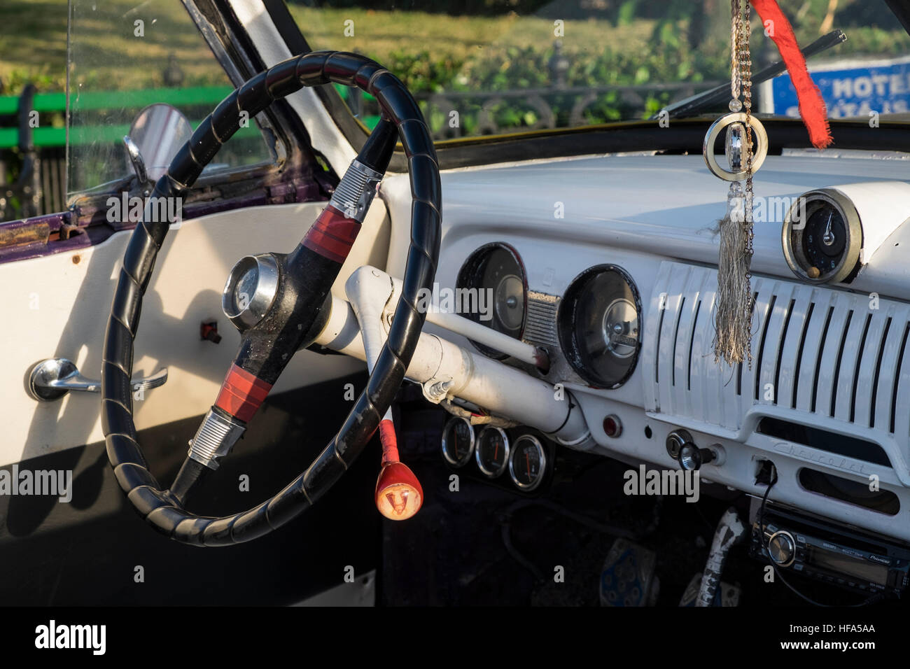 Détail de l'intérieur, le volant et tableau de bord d'un vieux classique de voiture Chevrolet de l'Amérique, La Havane, Cuba. Banque D'Images