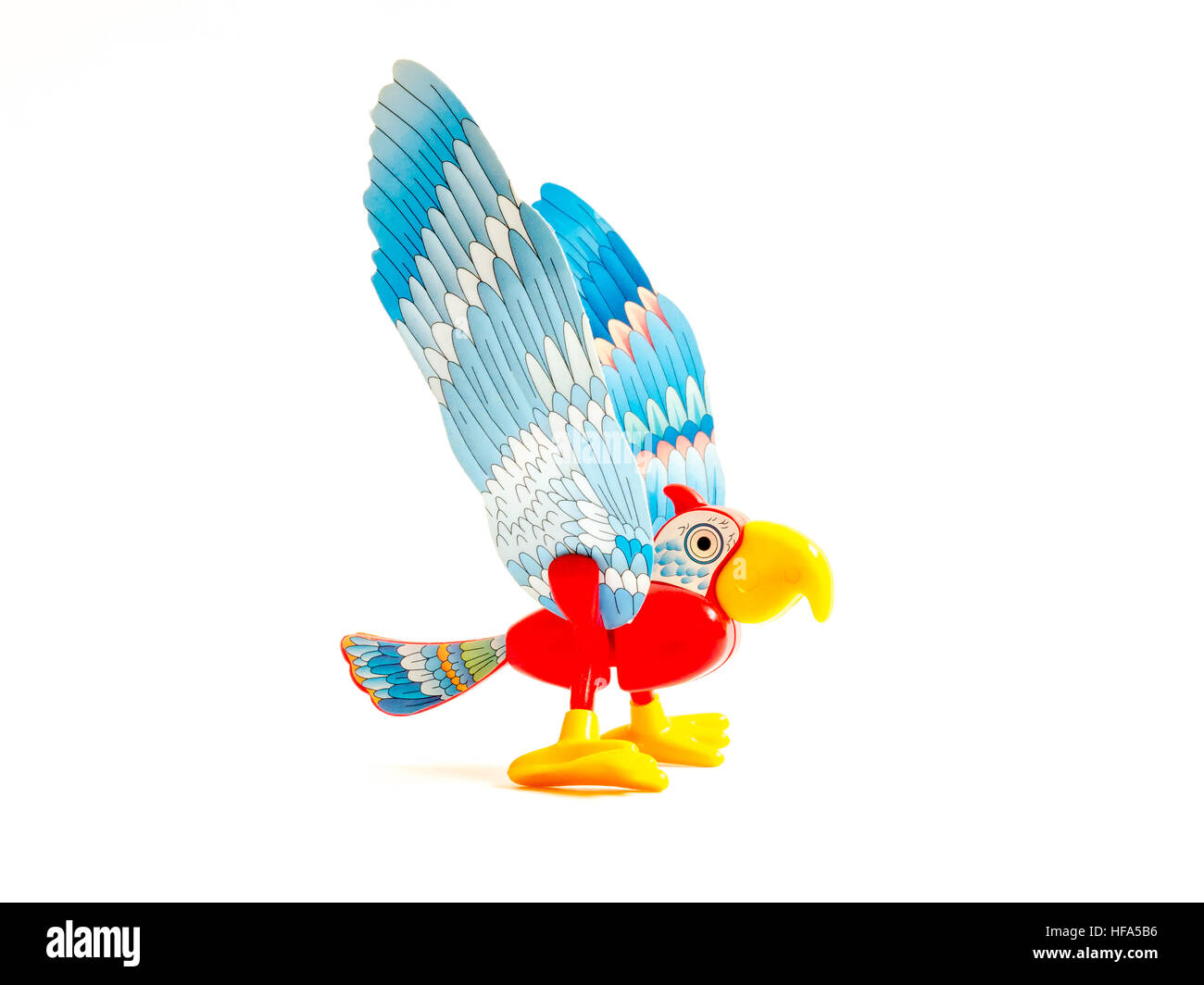 GOMEL, Bélarus - 13 septembre 2016 : Kinder Surprise jouet miniature, d'oiseaux par Ferero. Ferrero SpA est un fabricant italien de chocolat de marque. Banque D'Images