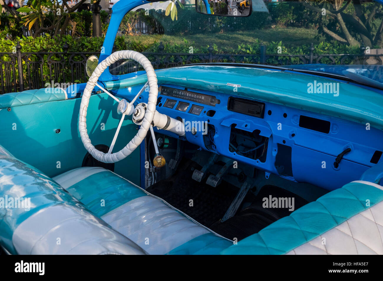 Détail de l'intérieur, le volant et tableau de bord d'une vieille voiture américaine classique, La Havane, Cuba. Banque D'Images