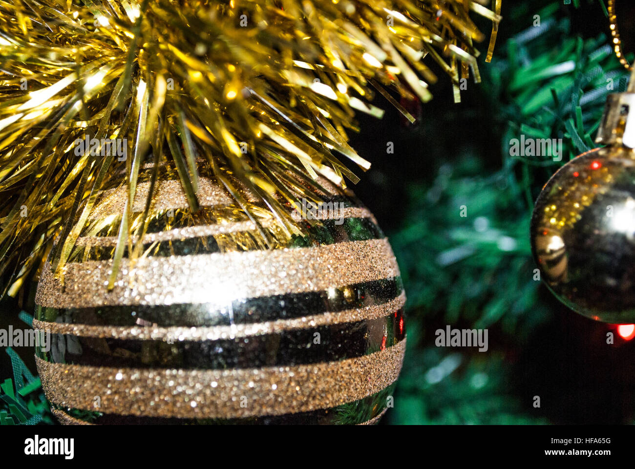 Gold Christmas ball Banque D'Images