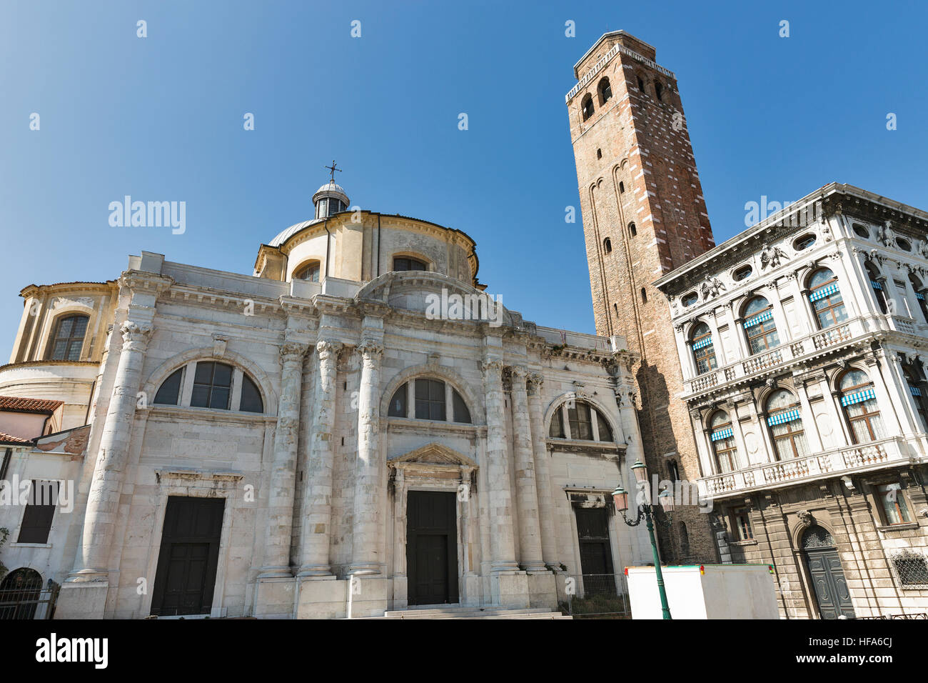 L'église San Geremia sur la rive du Grand Canal à Venise, Italie. Banque D'Images