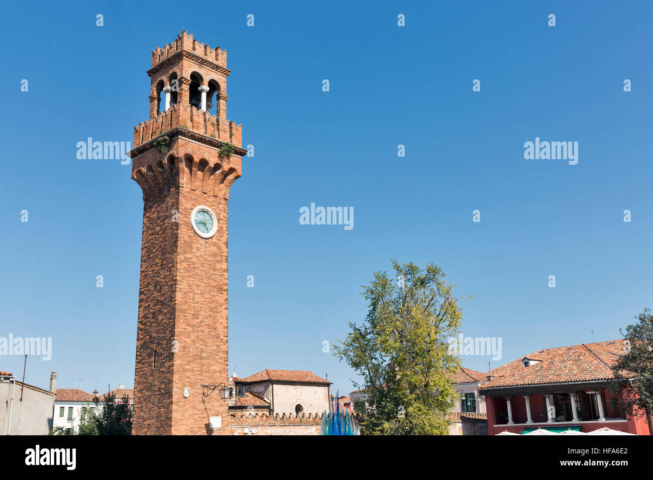 Tour de l'horloge à San Stefano square libre dans l'île de Murano, Venise, Italie. Banque D'Images