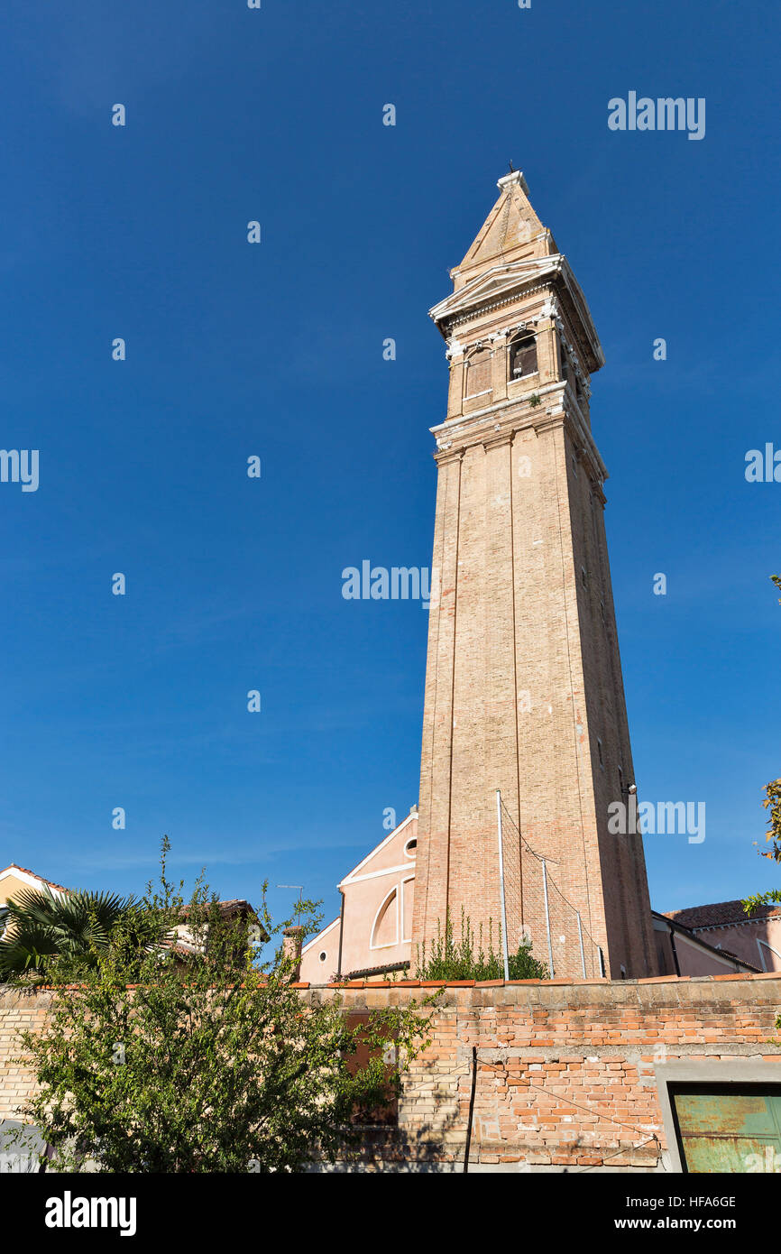 Le célèbre campanile de San Martino église de l'île de Burano, Venise, Italie, une attraction touristique populaire. Banque D'Images