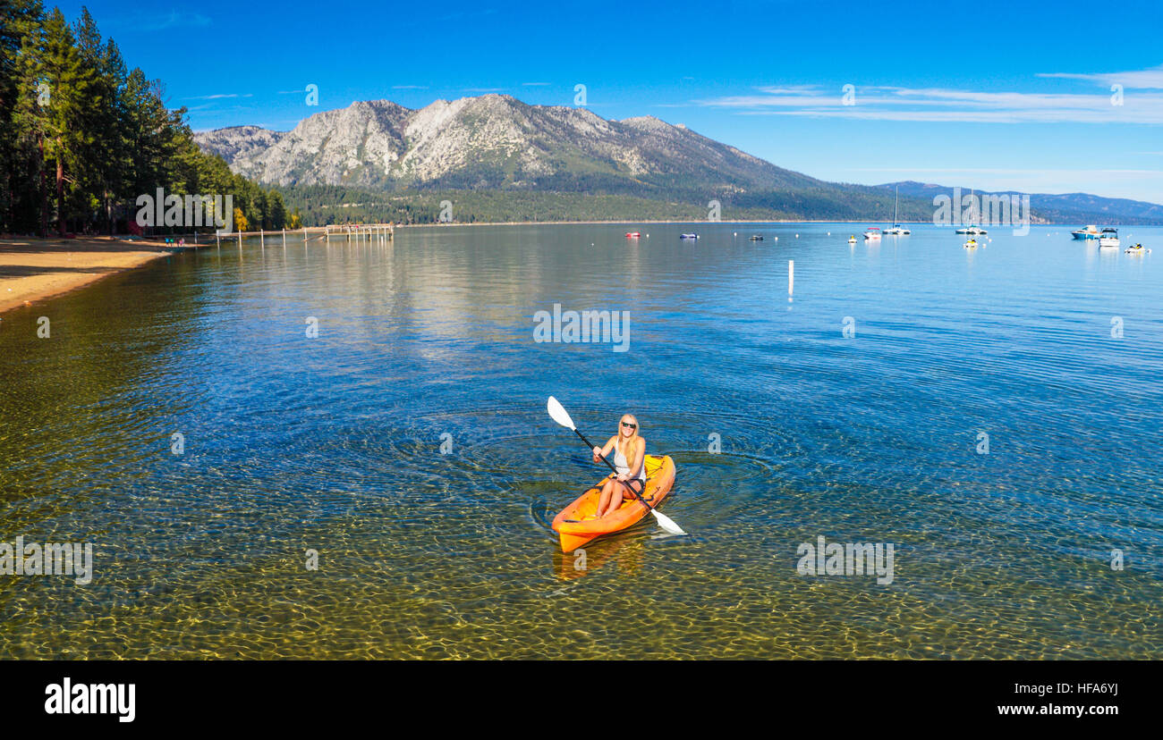 La kayakiste dans Lake Tahoe par Camp Richardson Banque D'Images