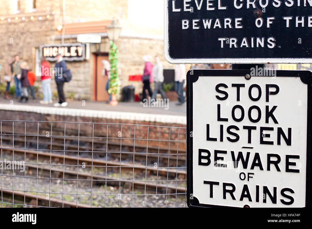 'Attention aux trains, à signer, Highley Station Severn Valley Railway heritage steam railway, Shropshire, England UK Banque D'Images